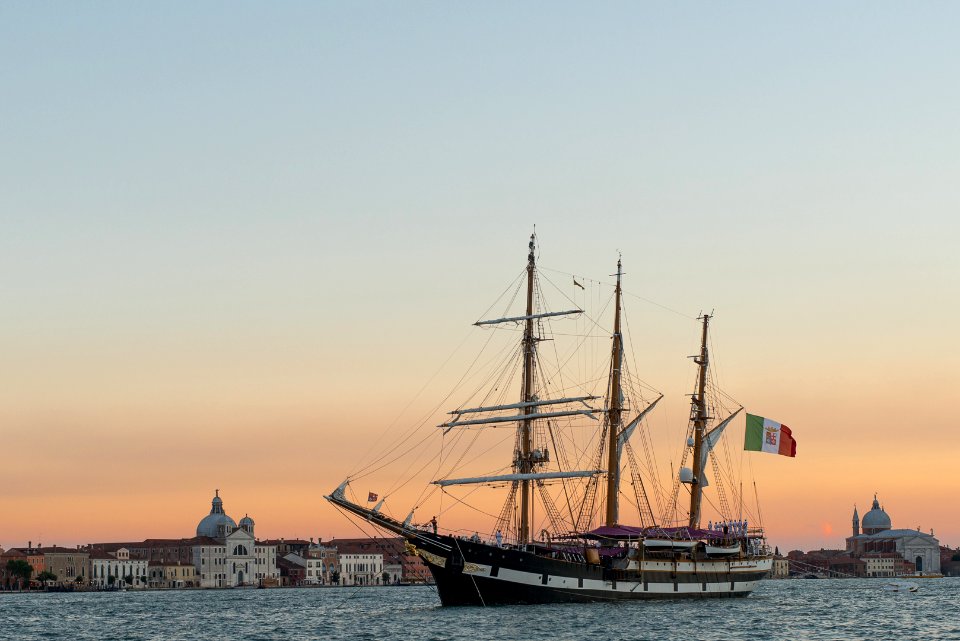Ein Segelschiff auf dem Canale della Guidecca