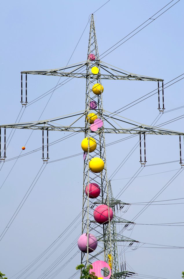 Kaugummikugeln im Strommast
