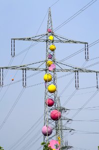 Kaugummikugeln im Strommast