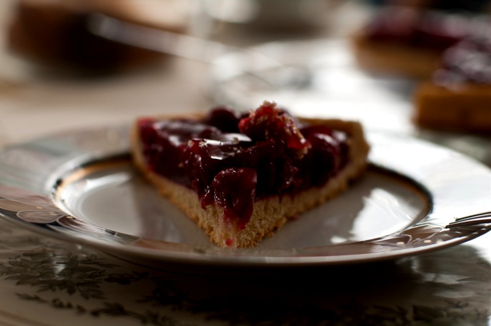 ein großes Stück Kirschtorte