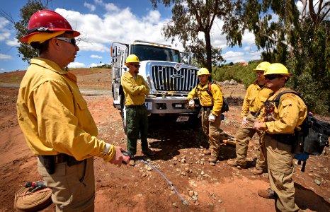 Debrief with Captain Jim Mitchell after hoselay excercize (Lisa Cox/USFWS)