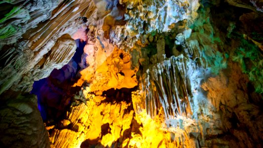 Vietnam Ha Long Bay, Grotte de la surprise
