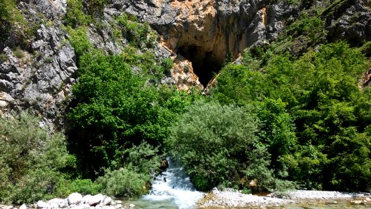 Një përrua i cili buron nga një shpellë. Çidhën, Diber