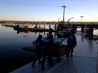 SeaWorld vet techs transport Comber to boat for release