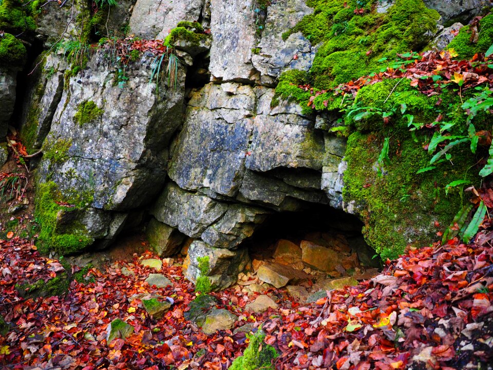 Cave tour dangerous cavity