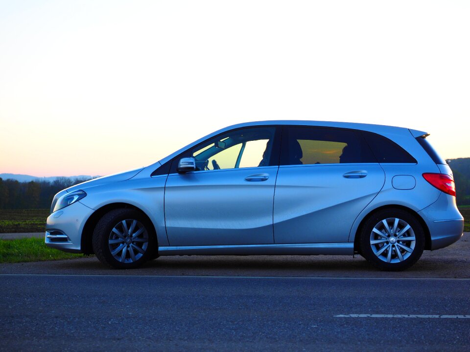 Silver mercedes benz kompaktvan