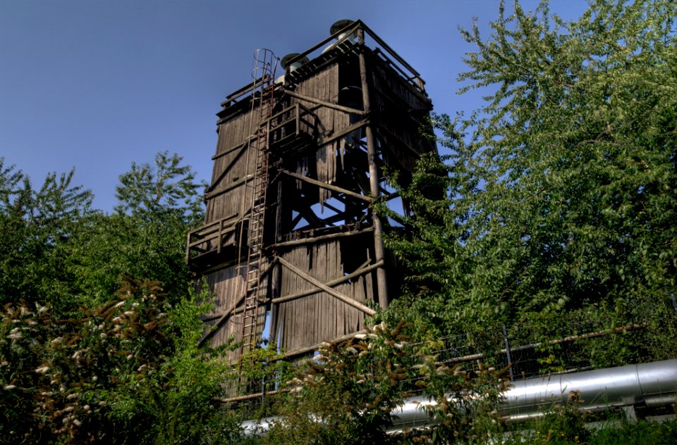 verfallener Holzturm am Wegesrand