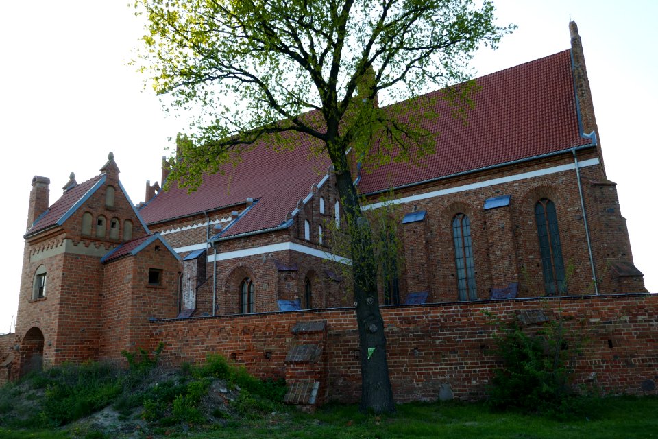 Kościół św. Wawrzyńca i wieża bramna (wikarówka) w Kleczkowie od południowego wschodu