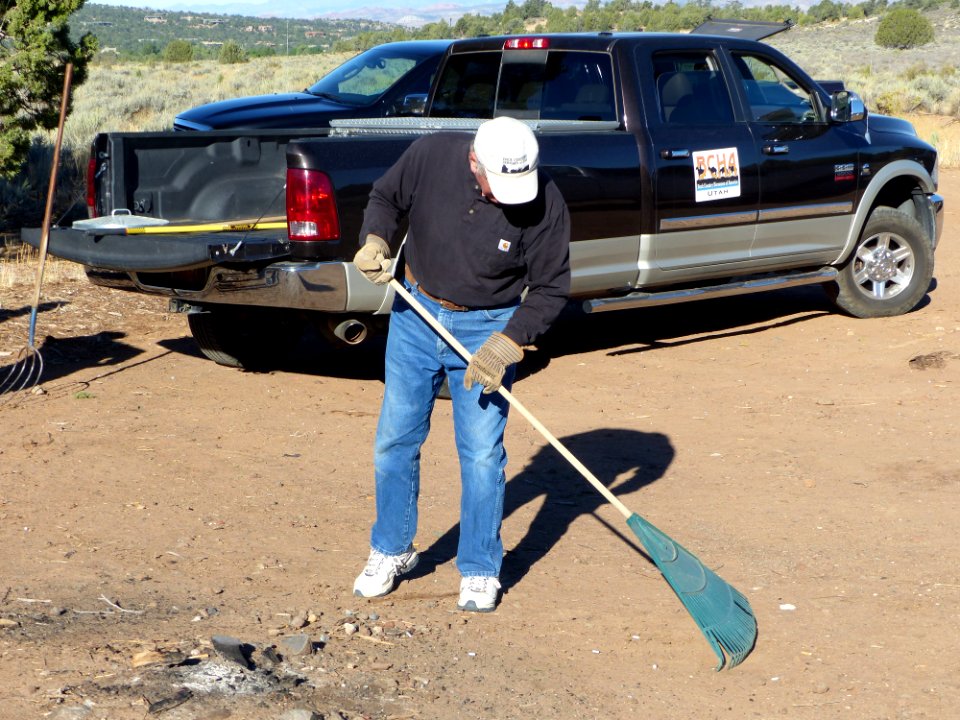 Volunteer lead NPLD clean-up near Dameron Valley