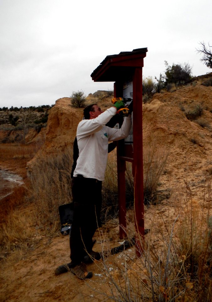 BLM Recreation Planner and Volunteer Install Interpretive Signs