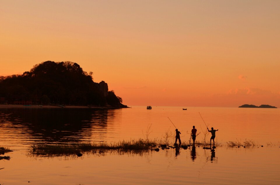 Children africa fishermen
