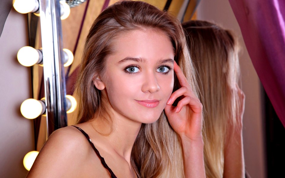 una-rubia-con-ojos-hermosos-1402