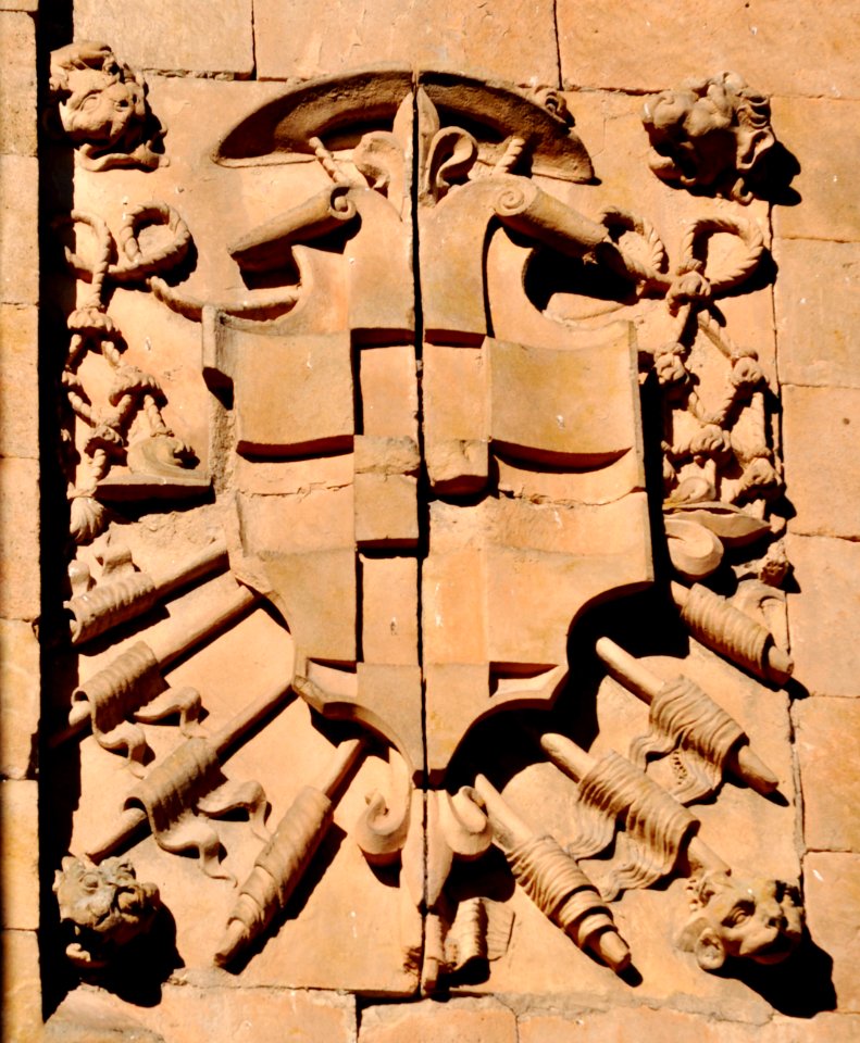 Salamanca. San Esteban. Escudo en exterior iglesia