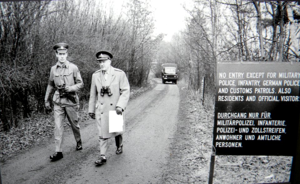 Historische Bilder am Berliner Mauerradweg an der Falkenseer Chaussee 11-06-2016 - Britische Militärangehörige am Zugang zur Berlin Exklave Eiskeller 15.02.1972