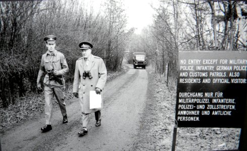 Historische Bilder am Berliner Mauerradweg an der Falkenseer Chaussee 11-06-2016 - Britische Militärangehörige am Zugang zur Berlin Exklave Eiskeller 15.02.1972 photo