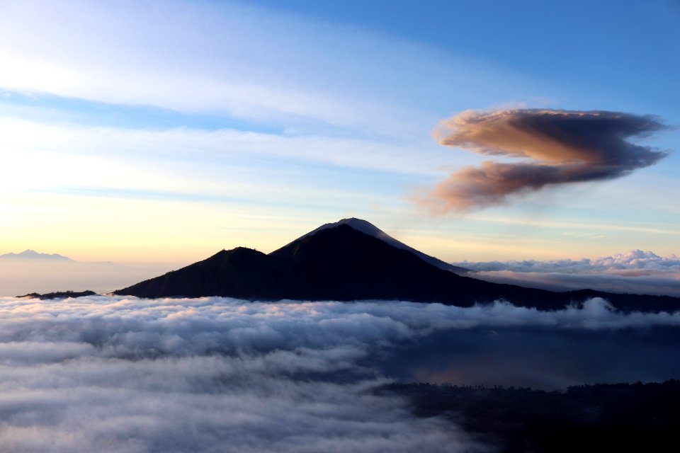 Abang, Agung, Rinjani and a cloud of volcanic ashes