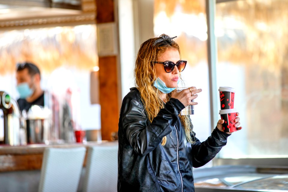 2 cappuccino to go please