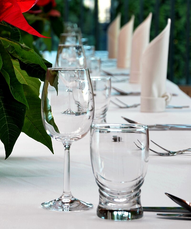 The adoption of wine glasses tableware