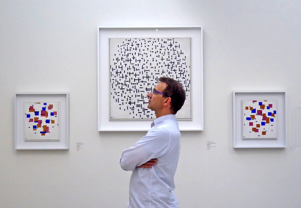 Looking at van der Leck with Mondriaan in the background