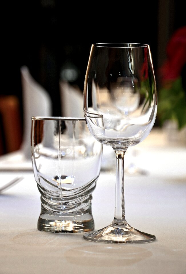 The adoption of wine glasses tableware