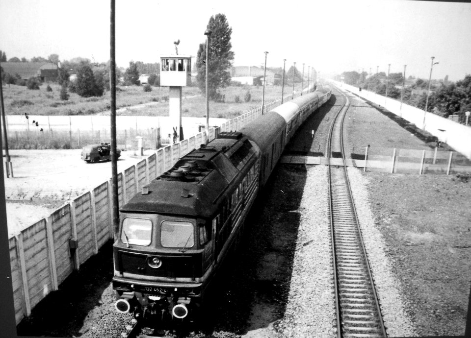 Historische Bilder am Berliner Mauerradweg an der Falkenseer Chaussee 11-06-2016 - Eingemauerte Bahnstrecke. Blich vom Finkenkruger Weg in Richtung Wustermark .August 1980