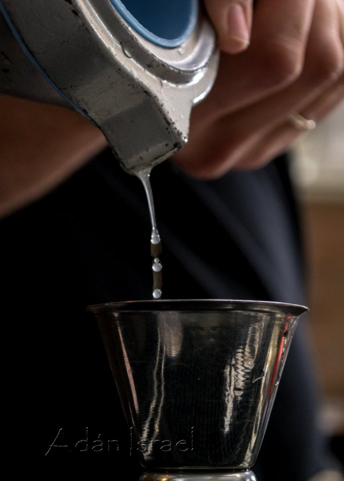 exprimiendo-limon-cocteles-monin