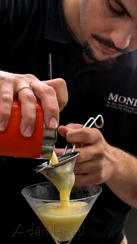 colando-coctel-monin-copa