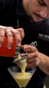 colando-coctel-monin-copa