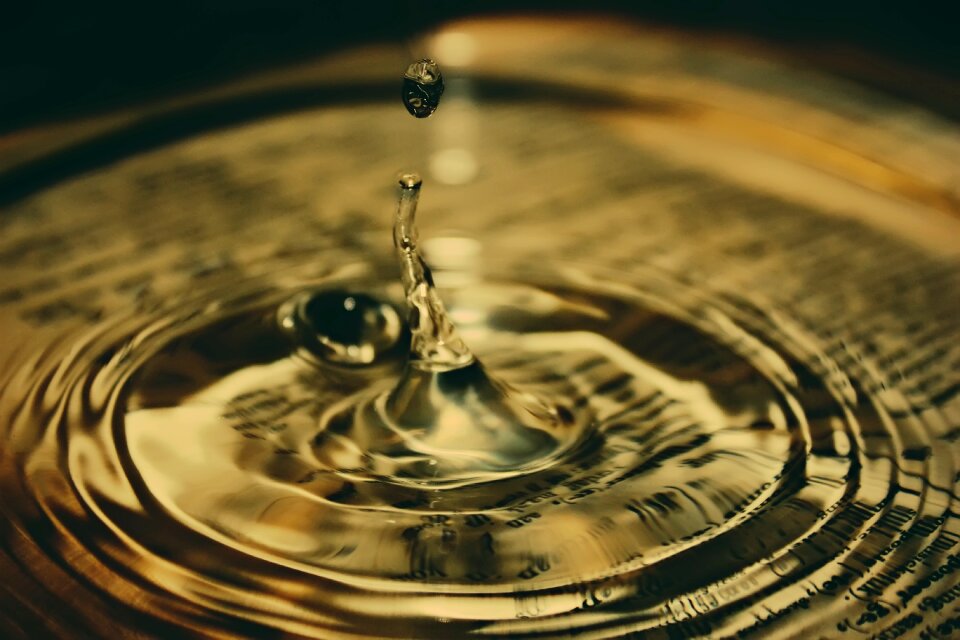 Underwater liquid drop