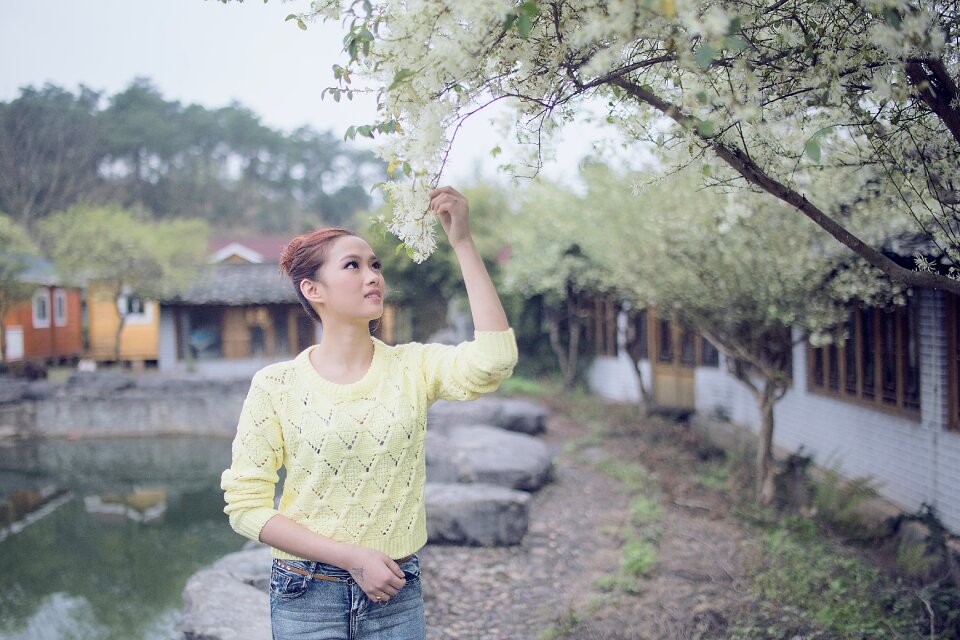 Check dam green spring outing girls garden catch of spring