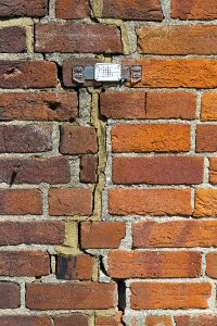 Cracked movement tell-tale non-bonded bricks photo