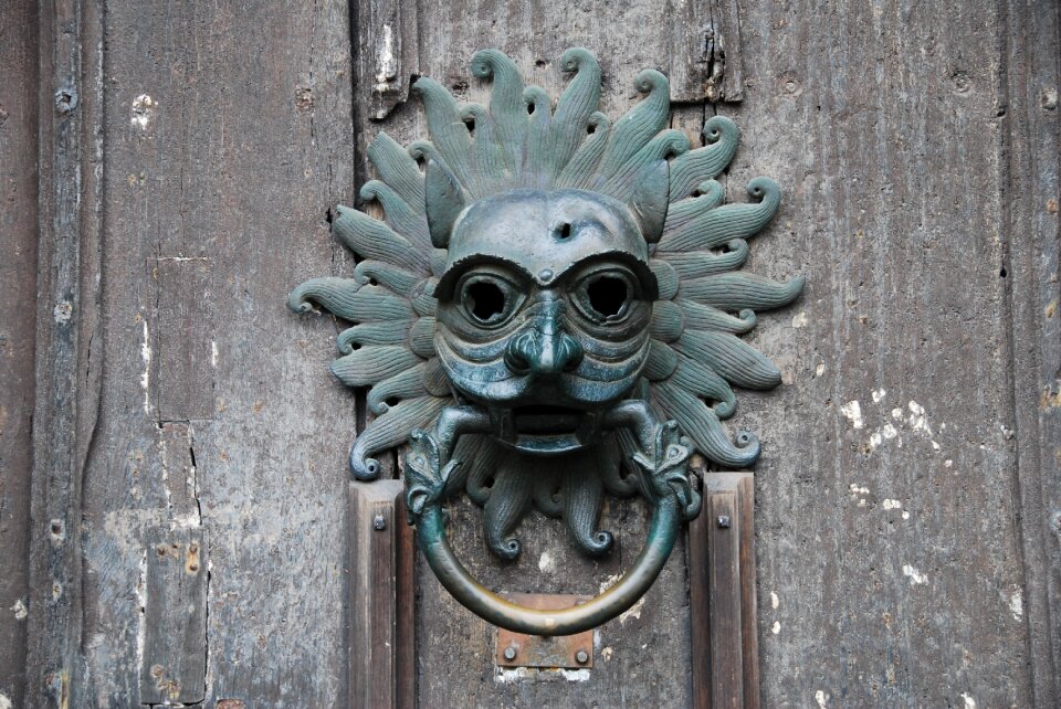 Knocker metal face