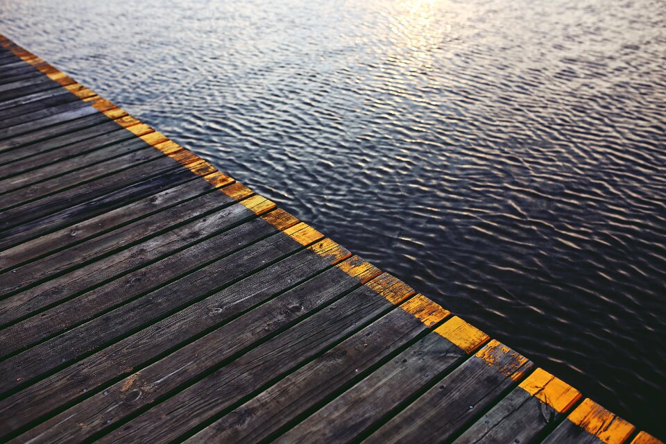 Water surface trackt waves