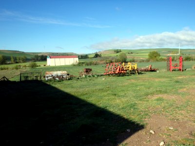 outils agricole sur le chemin de compostelle photo