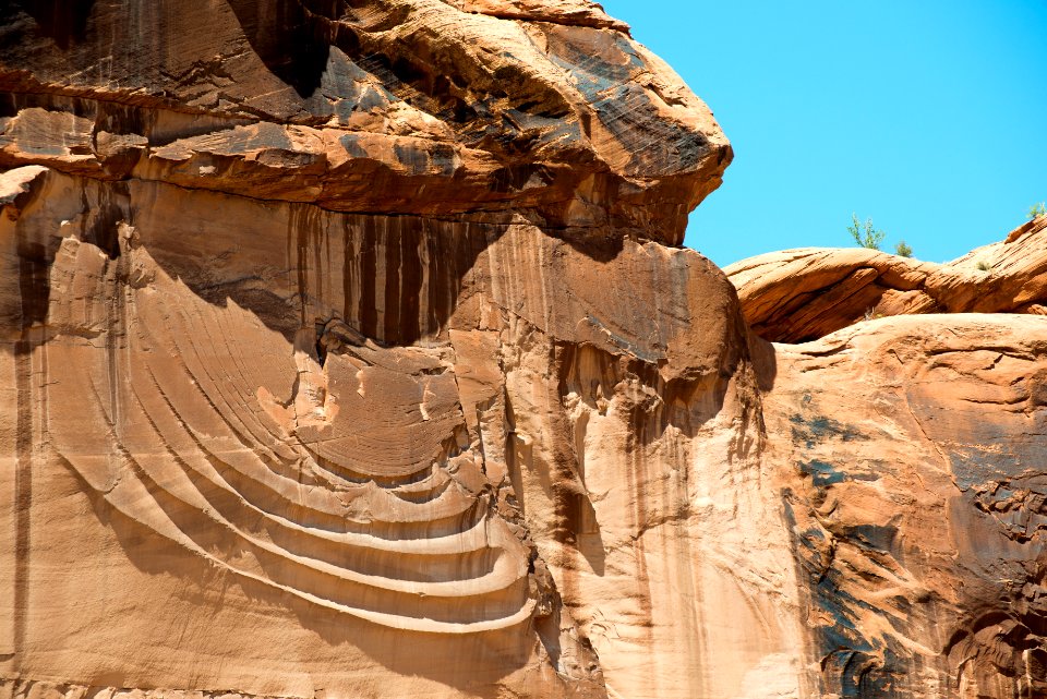 Conchoidal fractures in a cliff wall.