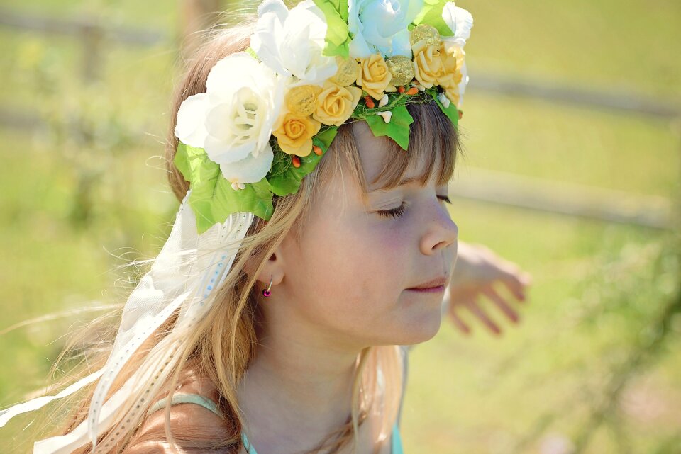 Face blond headdress photo