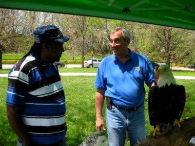 Tom talks eagles with Chicagoan photo