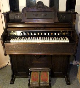 [body shot] Parlor reed organ