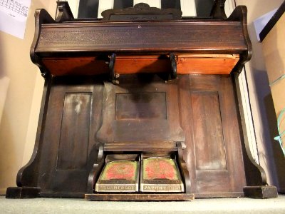 [perspective shot] Parlor reed organ