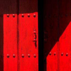 Puerta roja photo