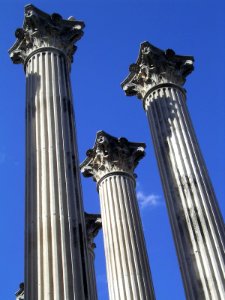 Columnas del templo romano photo