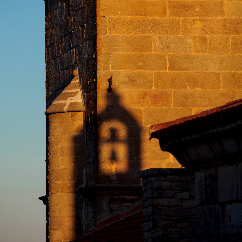 La sombra de la espadaña