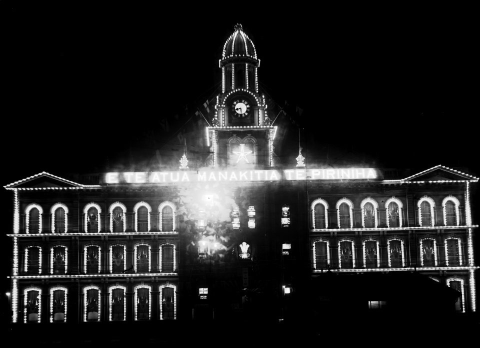 29; Wellington Post Office illuminations,  E Te Atua Manakitia Te Piriniha, Prince of Wales visit - May 1920