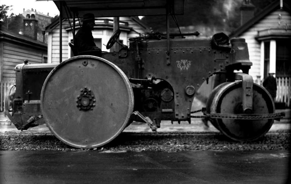 36; Aro Street, workmen with Petrol Roller - 14 Jun 1930