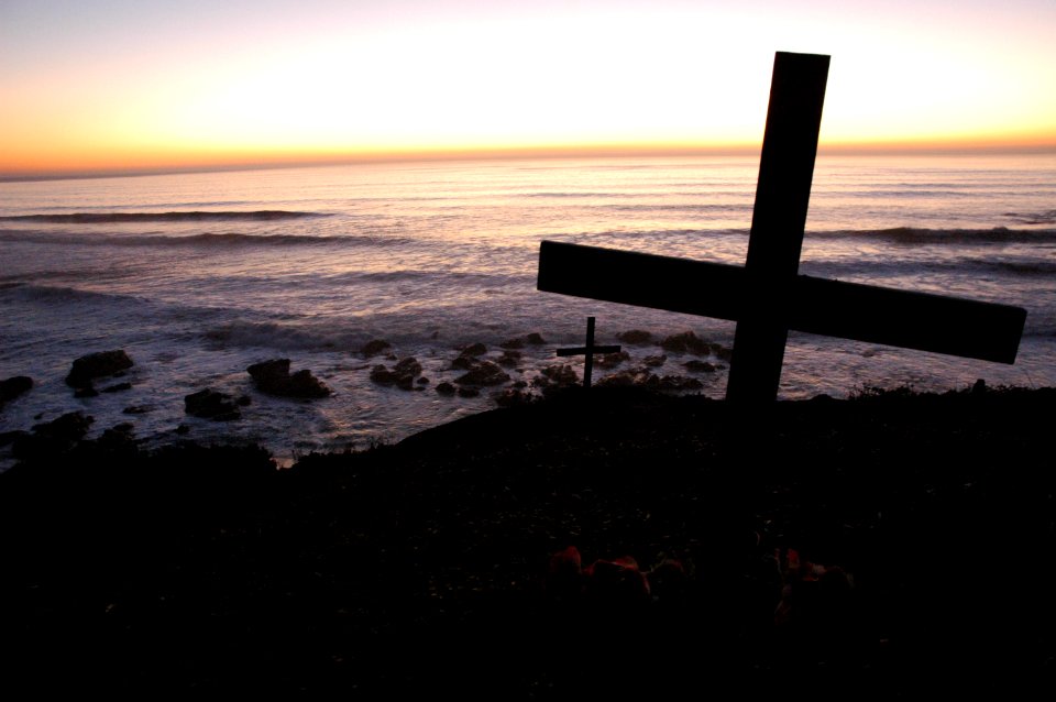 Cross at Surfers memorial site, at Bodhisattva Beach, near Pillar's Point / Mavericks, Pacific Coast, California, USA