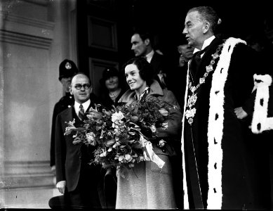 123; Jean Batten being welcomed by Mayor T C A Hislop - Oct 1936