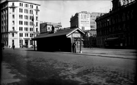 70; Post Office Square, old waiting shelter before being moved to new position nearer Post Office Square island - 24 Jul 1930