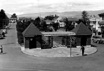 99; Katherine Mansfield Memorial , Fitzherbert Terrace , Thorndon - 1930s