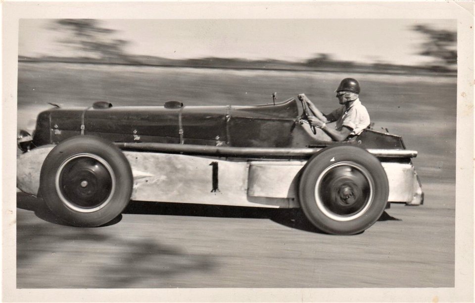 HARRY NEALE DRIVING TWIN MERCURY V8 WOODSIDE, S.A.  1949
