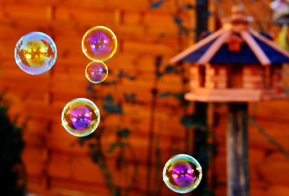 Soapy water make soap bubbles float